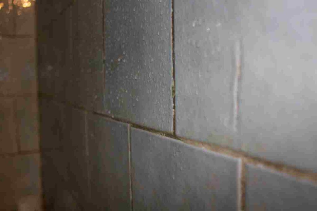 traiter efficacement l'humidité du carrelage dans une maison ancienne