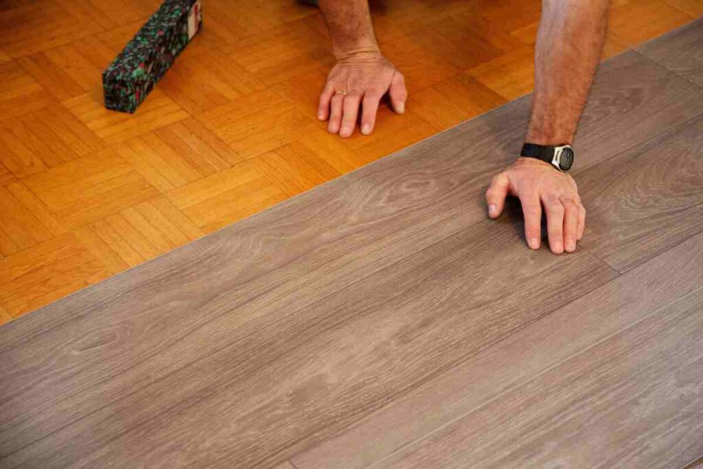 rénover un parquet en bois sans poncer 