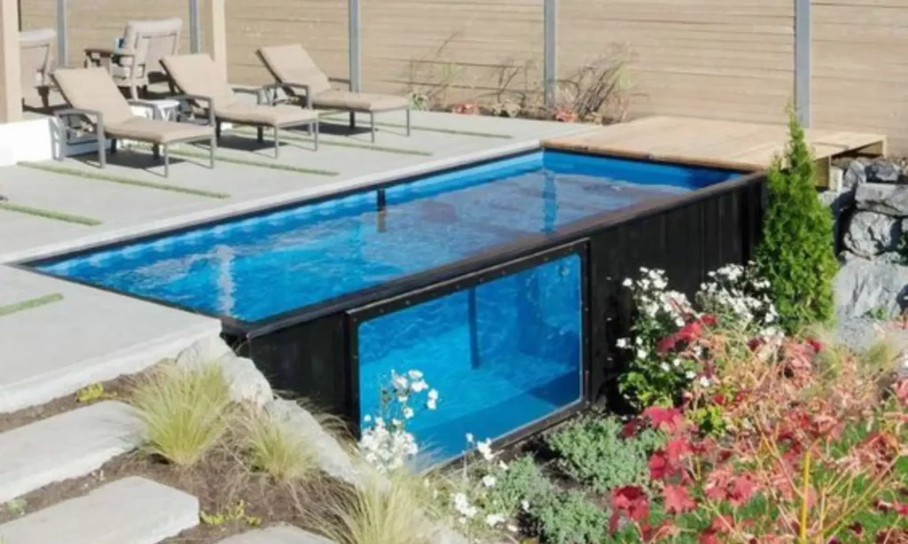 une piscine dans un container